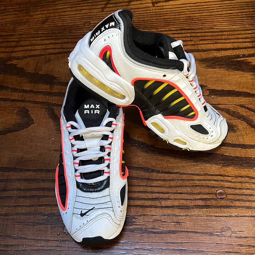 Air Max Tailwind IV Bright Crimson Boys/Girls Size 4Y (Youth)